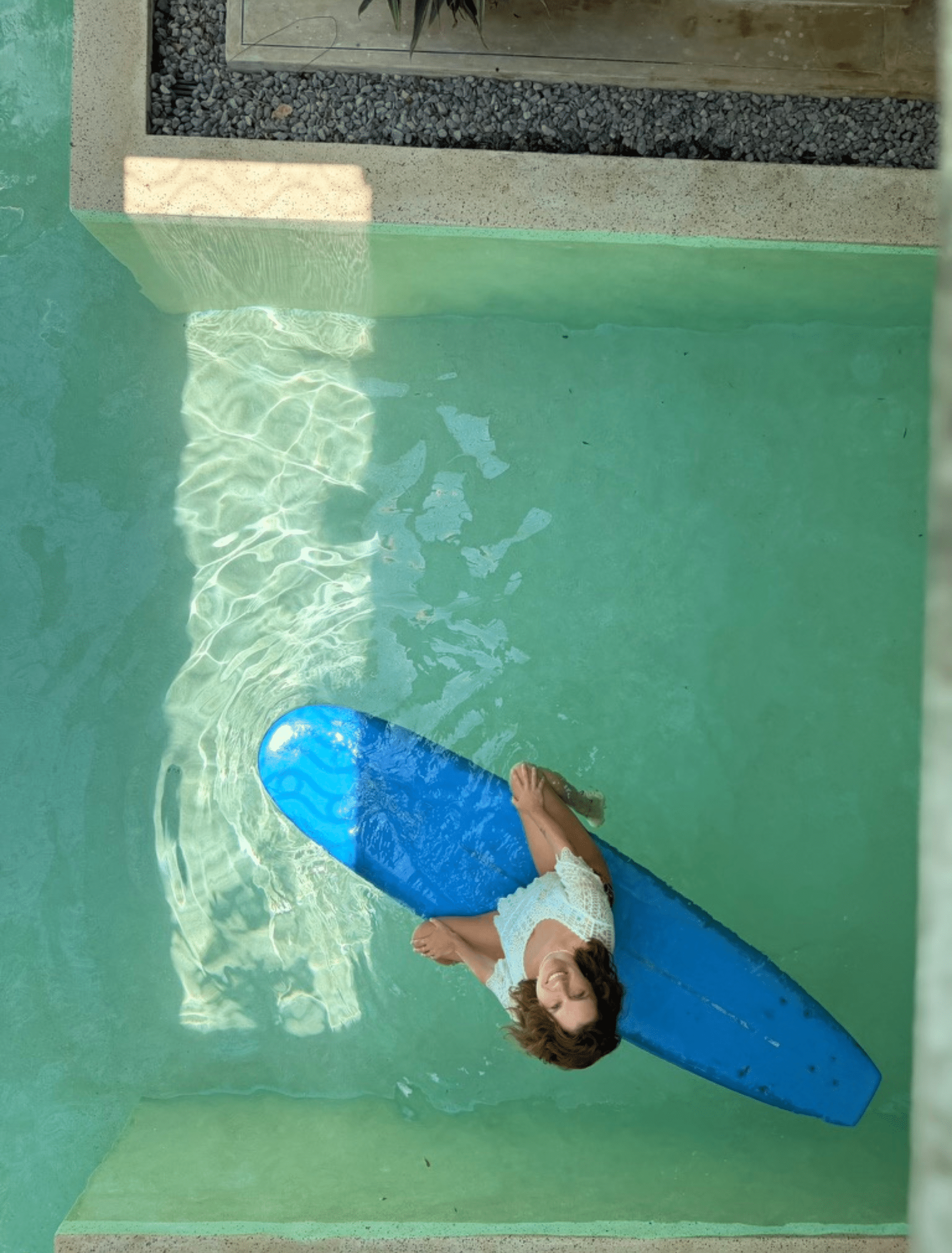 Ola na desce surfingowej w basenie